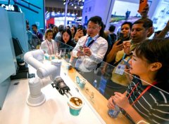 “圈粉”境外采购商 中国机械人登上广交会“从